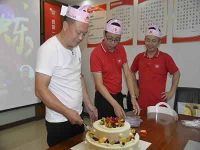 八月家人生日風采